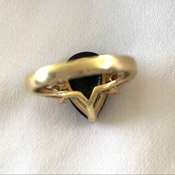 10 KARAT GOLD, DIAMOND, and PEAR SHAPED ONYX RING - Picture 2 of 7